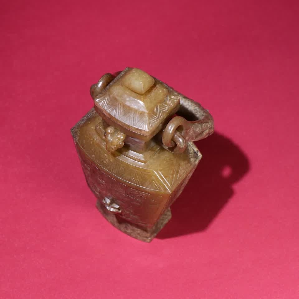 A Han Dynasty jade integral lifting beam bottle - 3