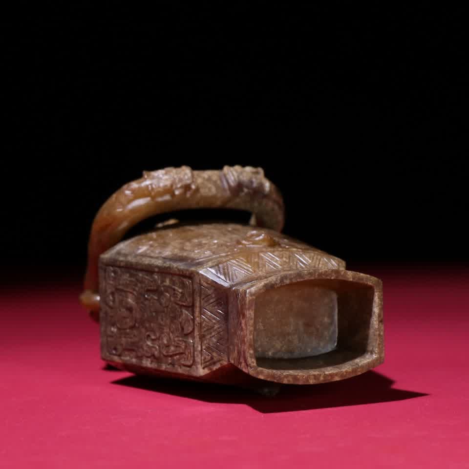 A Han Dynasty jade integral lifting beam bottle - 9