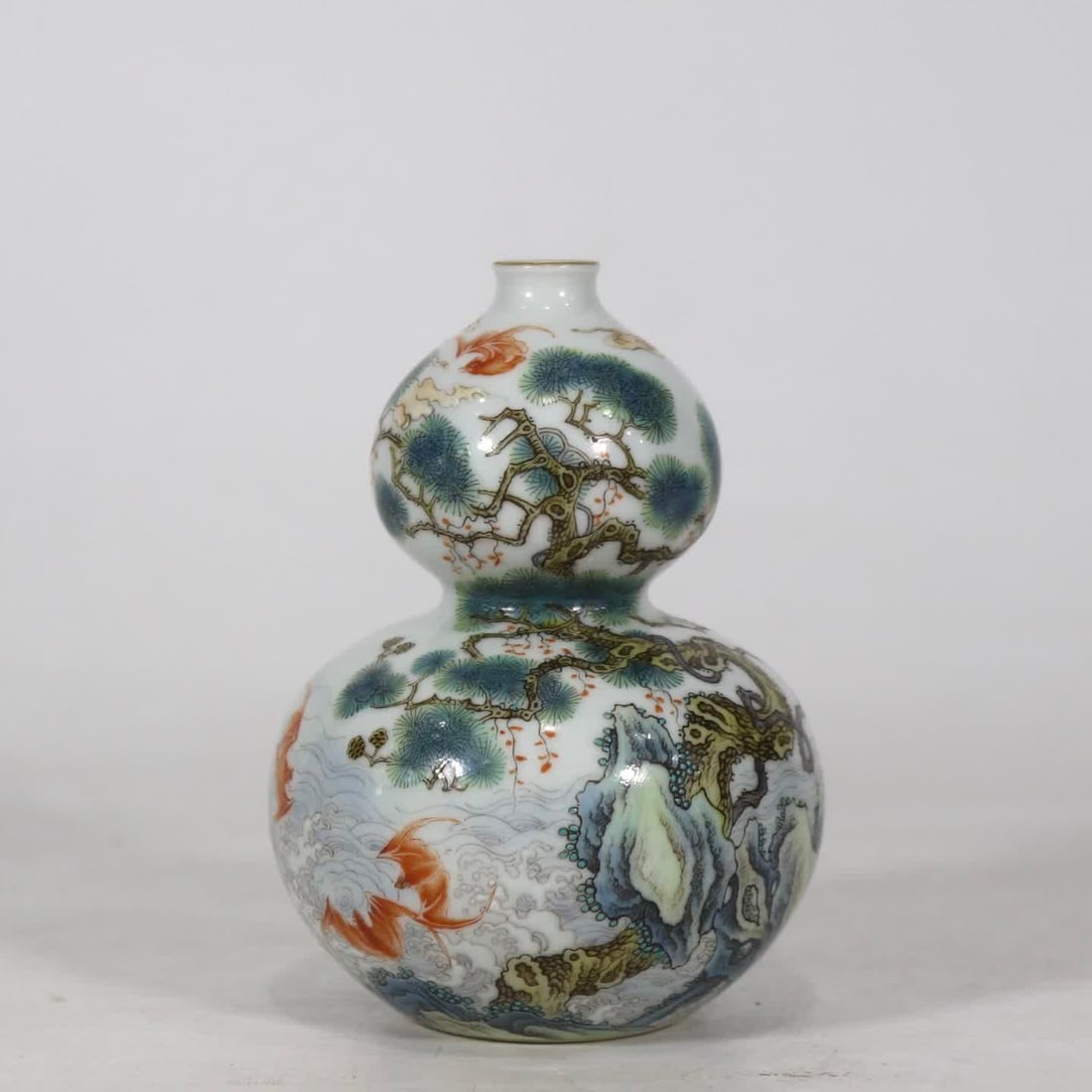 A Qing Yongzheng year enamel color Shoushan Fuhai gourd bottle (1 of 9)