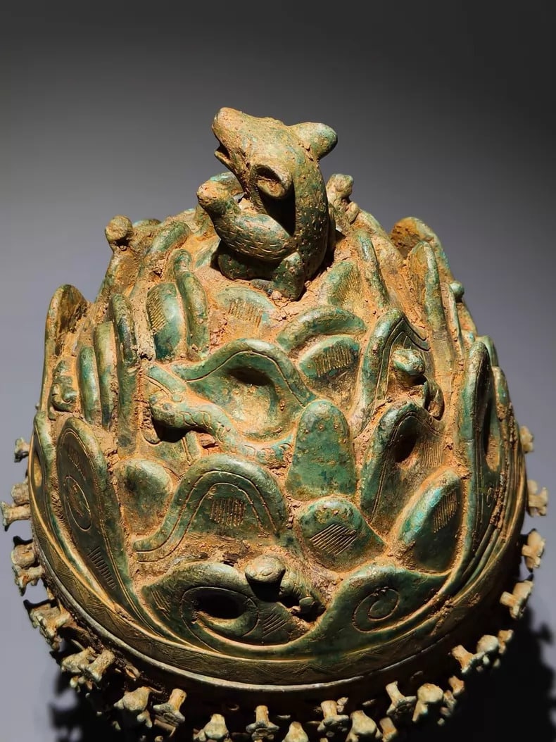 A bronze smoker - 6