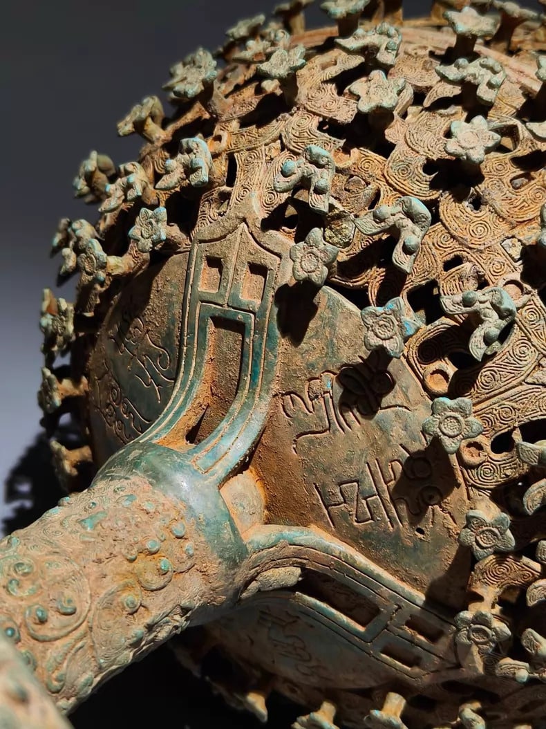 A bronze smoker - 8