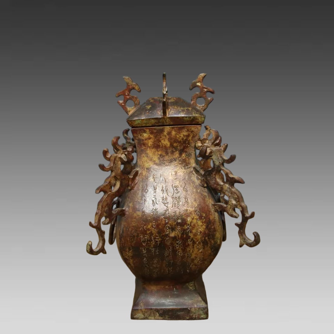 A bronze four-dragon jar: Bronze four dragon jars SIZE: D:18cm H:28.5cm W:2.65kg (The Dimensions Of All Batches Are Manually Measured.If You Need More Detailed Information, Please Contact Our Customer Service Before Bidding.)