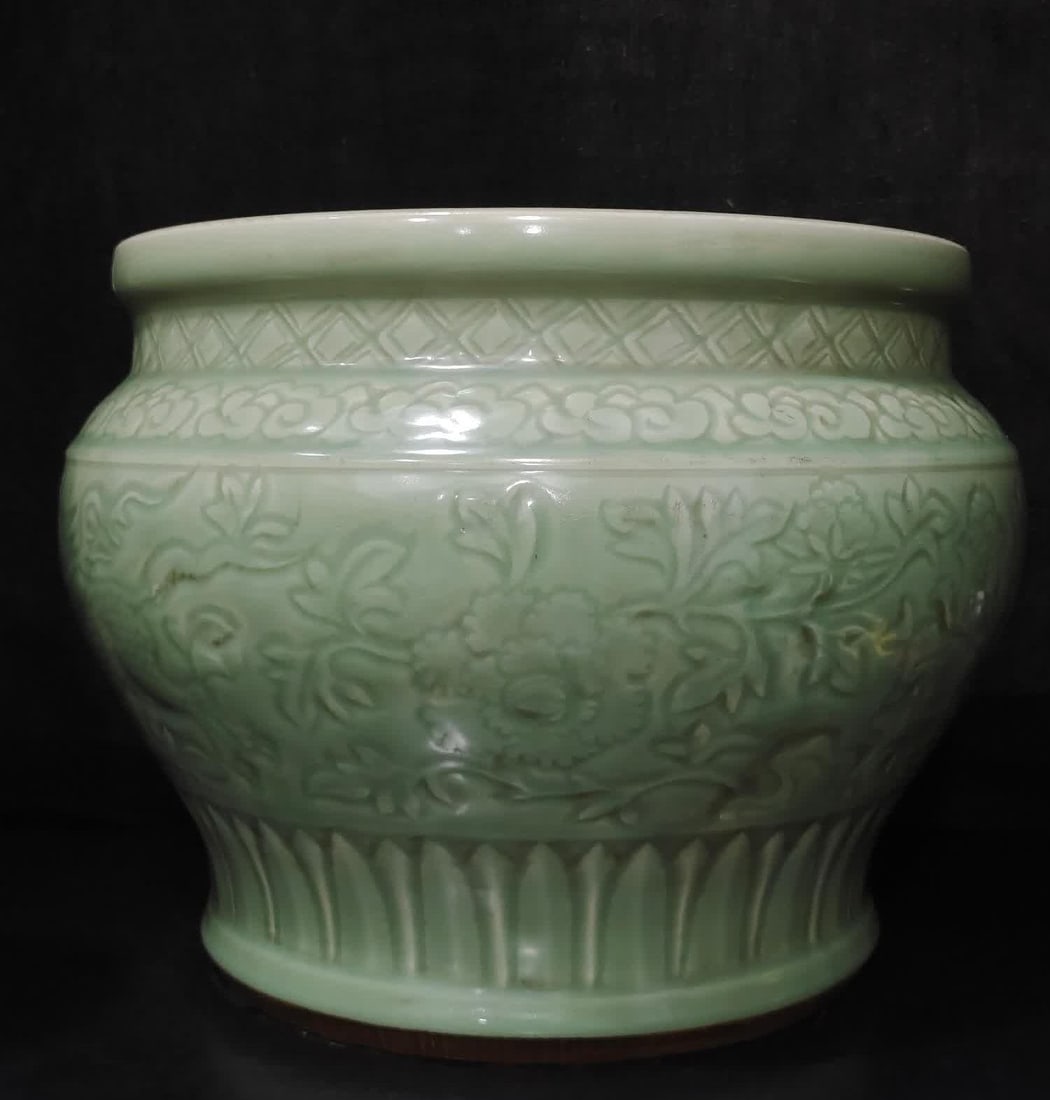 A Longquan glazed dark carved roll jar: Qing Dynasty Longquan glazed dark carved roll mouth jar SIZE: H: 31cm Belly diameter 33cm MouthD: 31cm (The Dimensions Of All Batches Are Manually Measured.If You Need More Detailed Information, Pleas