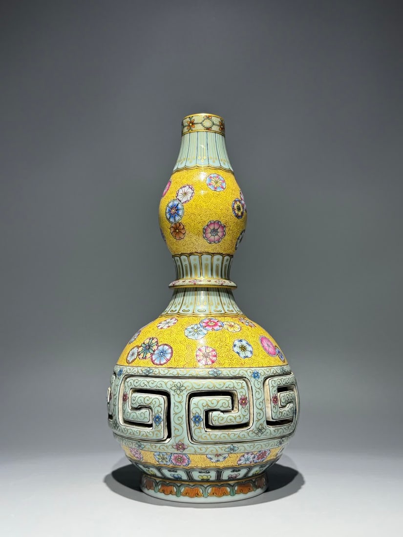 A Qianlong year of the Qing Dynasty made of foreign color leather ball flower Bagua rotary core: The Qianlong year of the Qing Dynasty made a foreign color leather ball flower Bagua rotary core bottle SIZE: H: 30.3cm Belly D: 16cm (The Dimensions Of All Batches Are Manually Measured.If You Need M