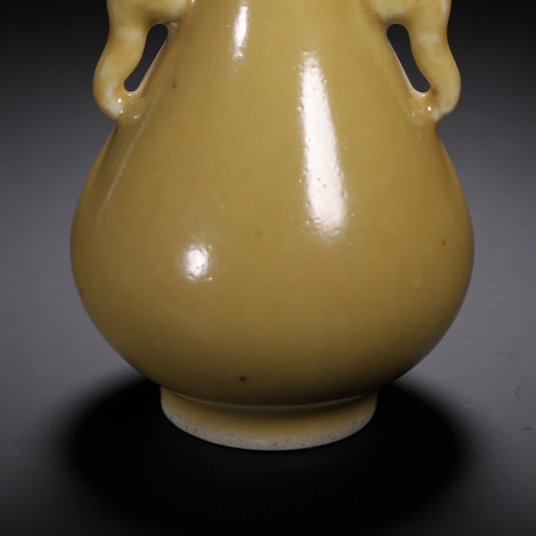 A Qing Dynasty yellow glazed bottle - 3