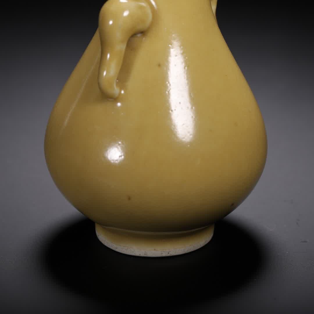 A Qing Dynasty yellow glazed bottle - 5