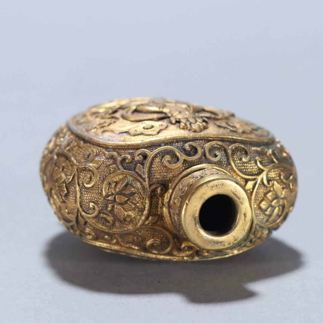 A Qing Dynasty copper gilt bodhisattva pattern snuff bottle - 8