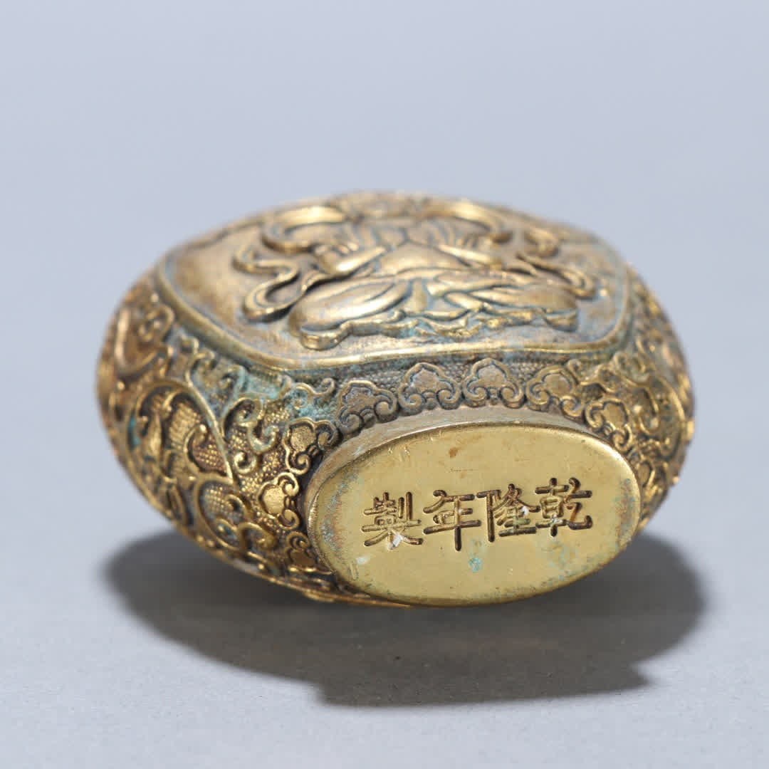 A Qing Dynasty copper gilt bodhisattva pattern snuff bottle - 9