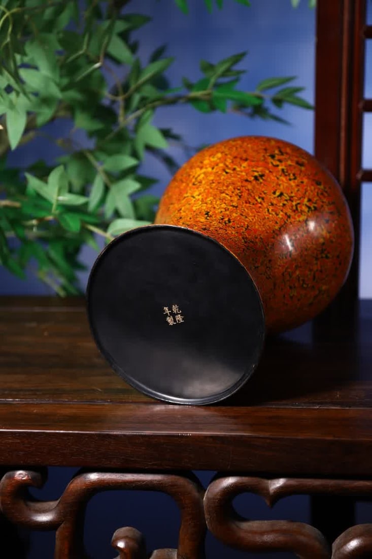 A Qing Dynasty lacquerware bottle - 9