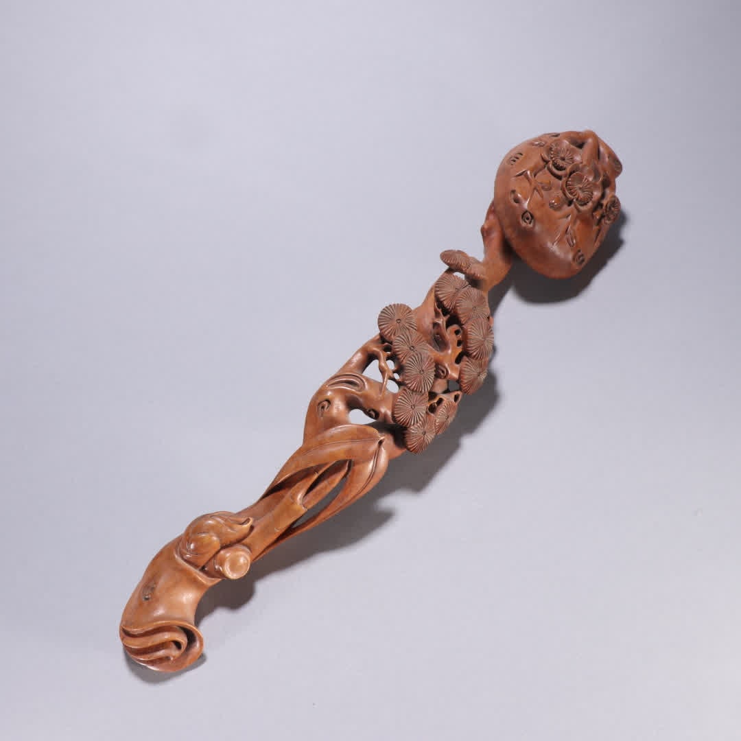A piece of Qing Dynasty boxwood is cold and the three friends are ruyi: Qing Dynasty boxwood cold three friends ruyi handle SIZE: L:38cm W:8cm W:290g (The Dimensions Of All Batches Are Manually Measured.If You Need More Detailed Information, Please Contact Our Customer Se