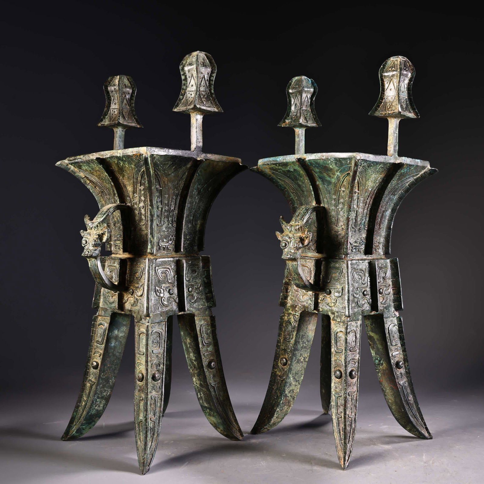 A pair of Warring States bronze square wine glasses: A pair of Warring States bronze square wine glasses SIZE: Single W: 2200g H: 36cm W: 15cm (The Dimensions Of All Batches Are Manually Measured.If You Need More Detailed Information, Please Contact Our