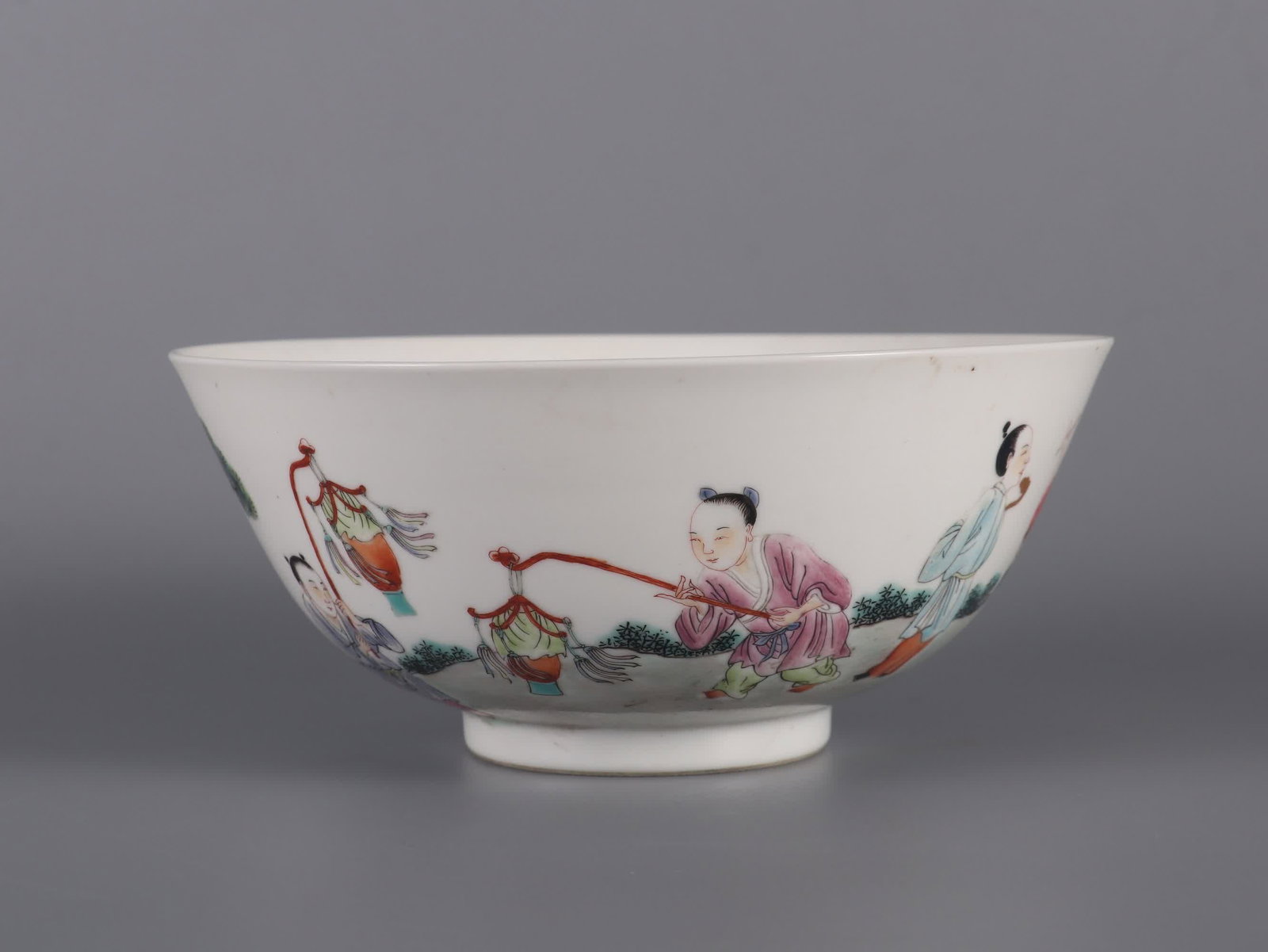 A pastel baby play picture bowl made in the Qing Yongzheng era (1 of 9)