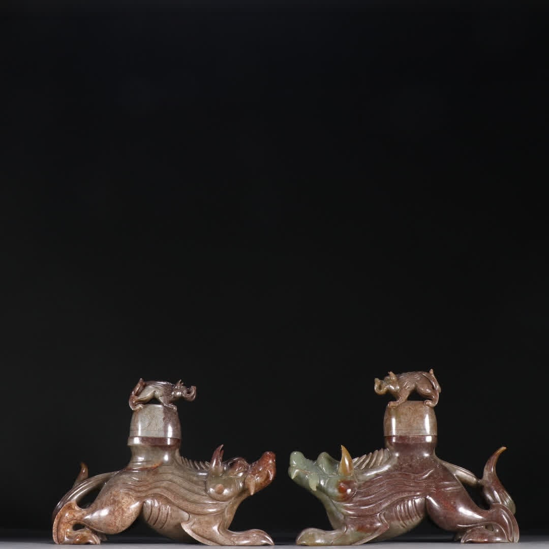 A pair of Hetian jade wild boars: A pair of wild boars in Hetian SIZE: H:12.3cm W:14.8cm W:677.4g (The Dimensions Of All Batches Are Manually Measured.If You Need More Detailed Information, Please Contact Our Customer Service Before B