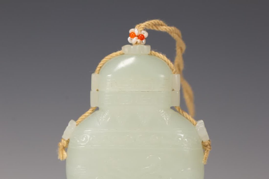 A Qing Dynasty Hetian jade vase - 2