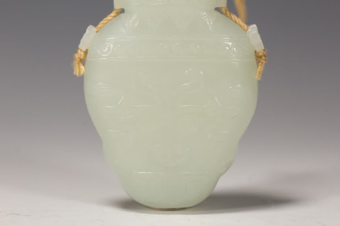 A Qing Dynasty Hetian jade vase - 3