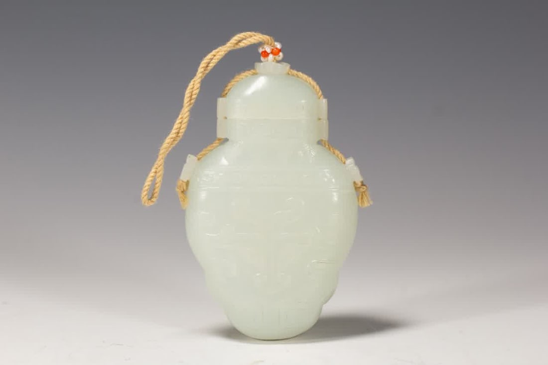 A Qing Dynasty Hetian jade vase - 4