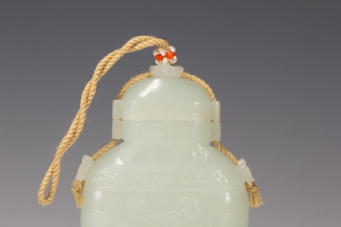 A Qing Dynasty Hetian jade vase - 5