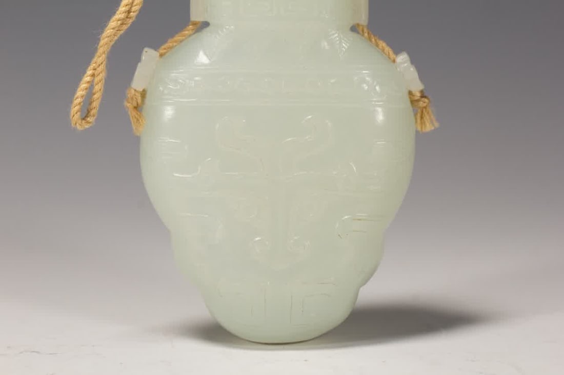 A Qing Dynasty Hetian jade vase - 6