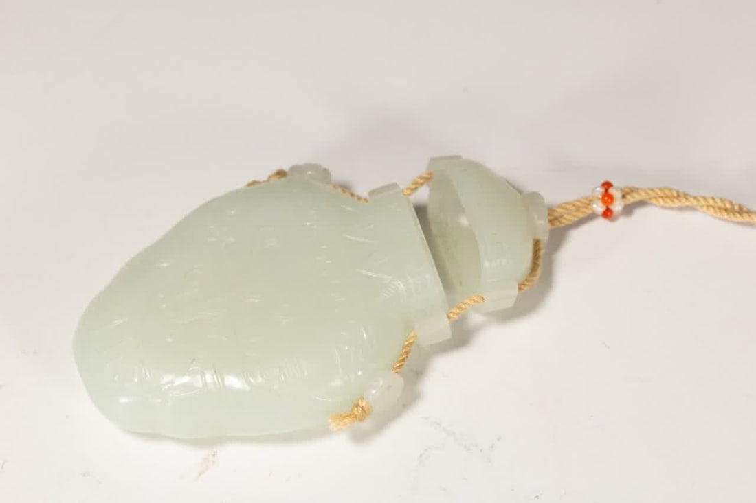 A Qing Dynasty Hetian jade vase - 7