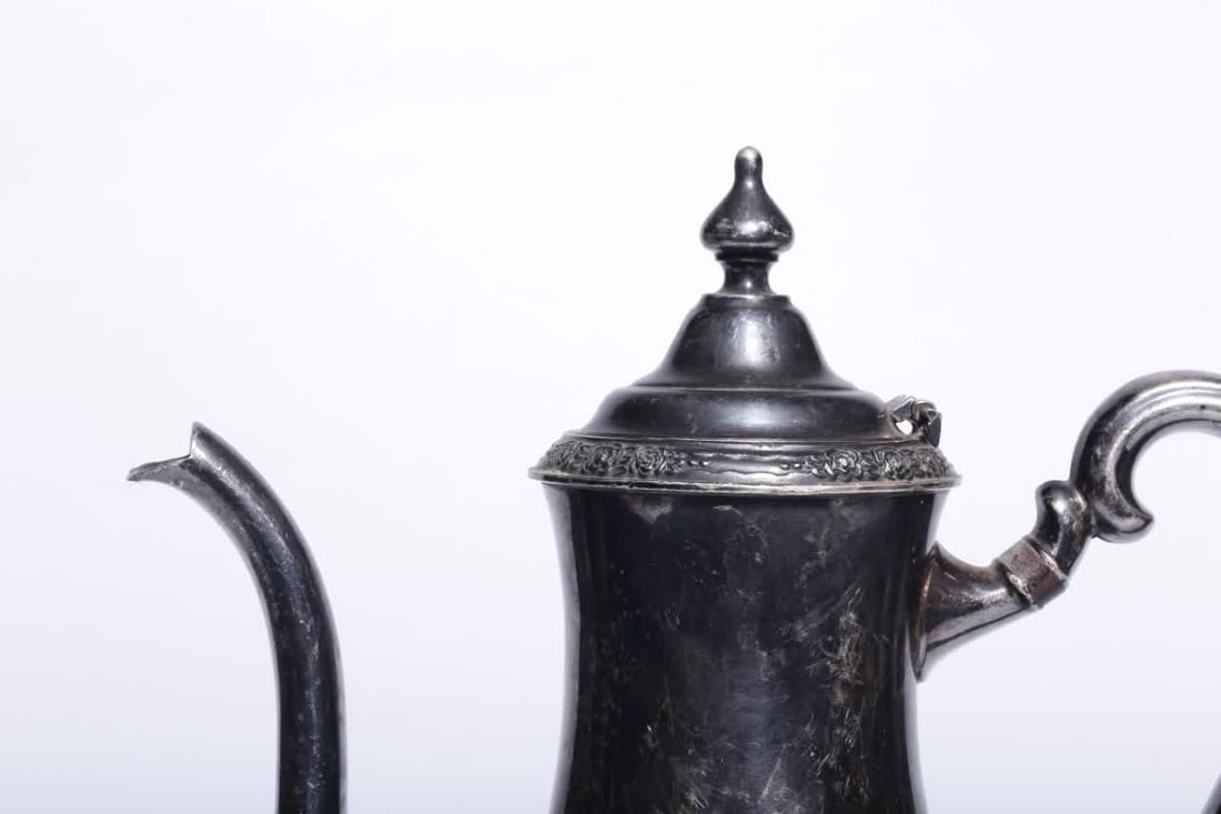 A gilt silver pot - 2