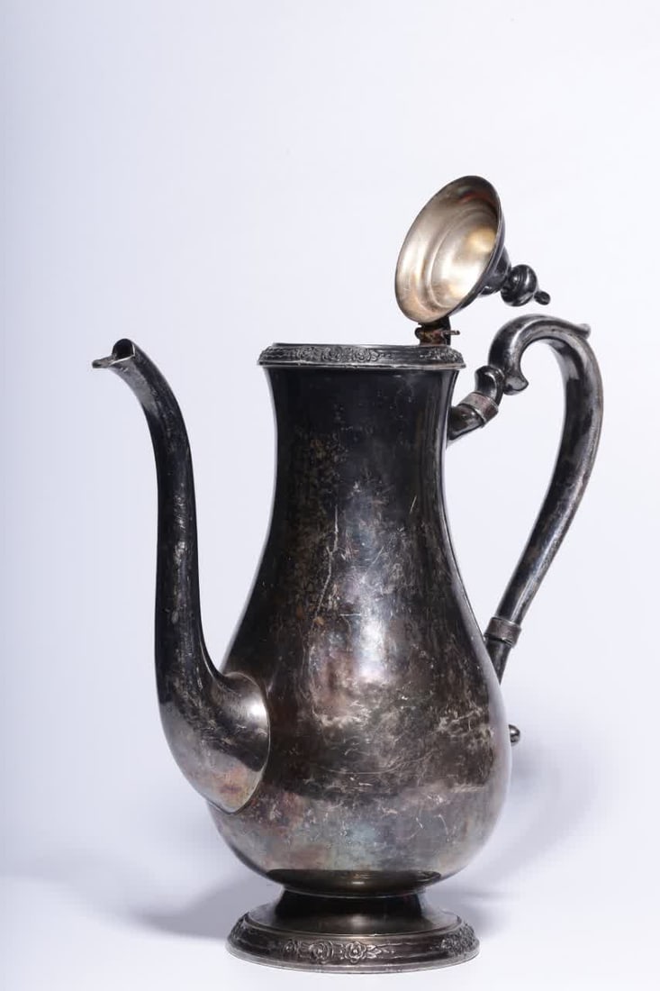 A gilt silver pot - 4