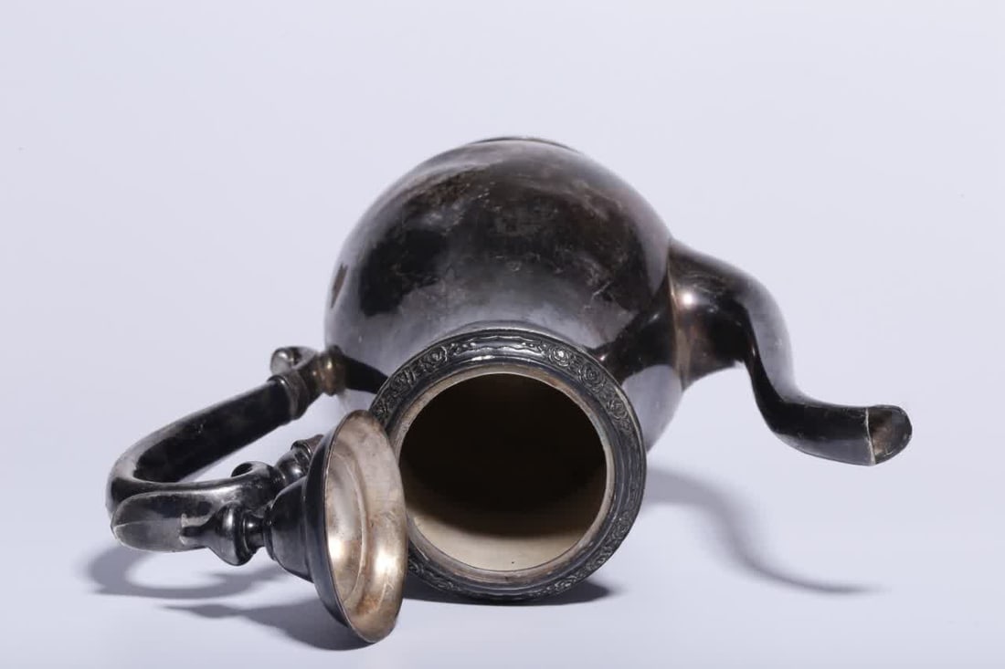 A gilt silver pot - 7
