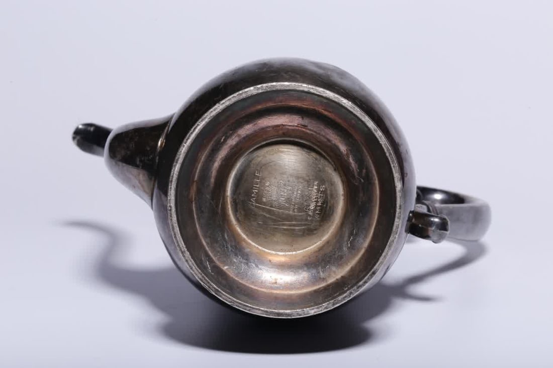 A gilt silver pot - 8