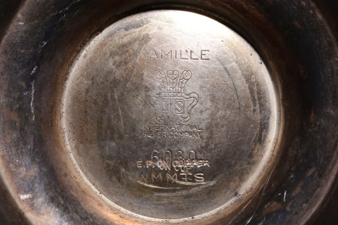 A gilt silver pot - 9