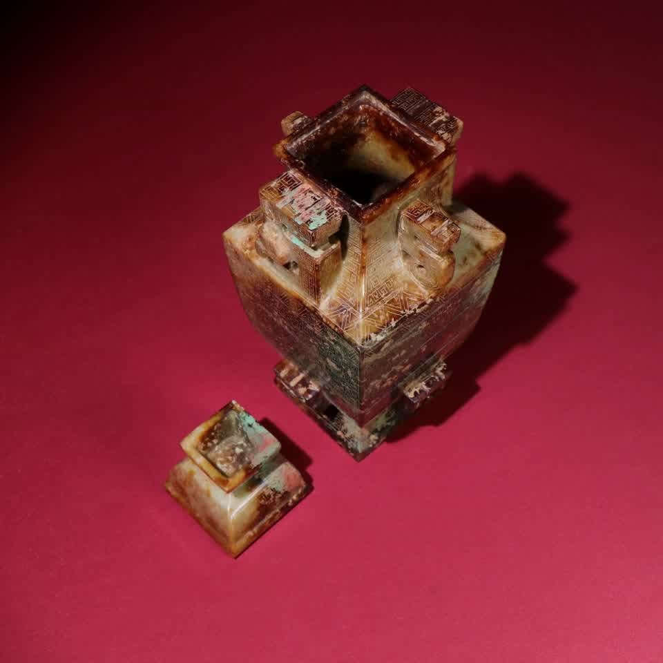 A Han Dynasty jade vase - 2