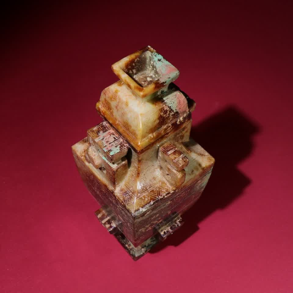 A Han Dynasty jade vase - 3