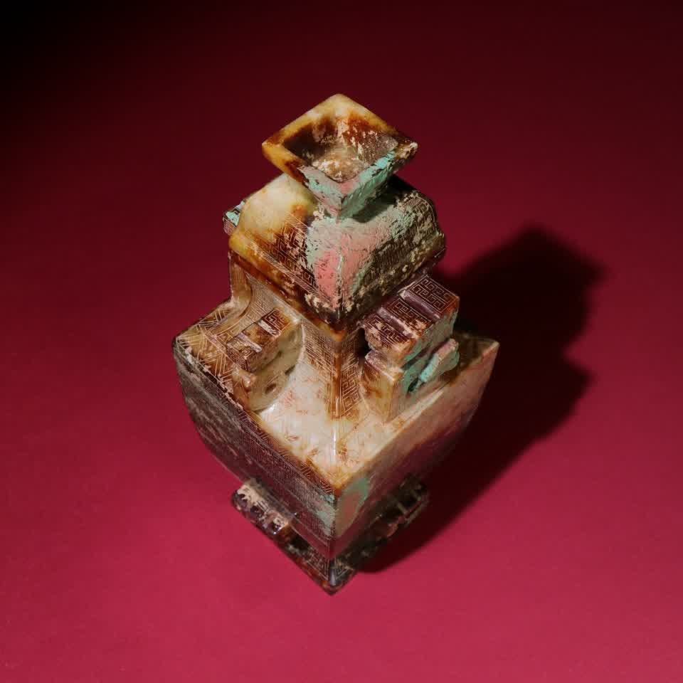 A Han Dynasty jade vase - 4