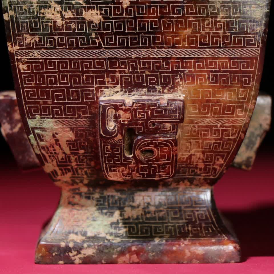 A Han Dynasty jade vase - 6