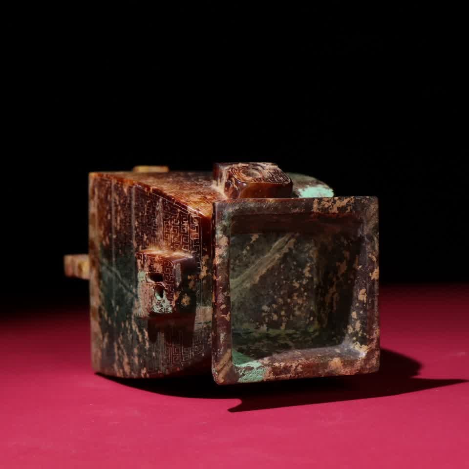 A Han Dynasty jade vase - 9