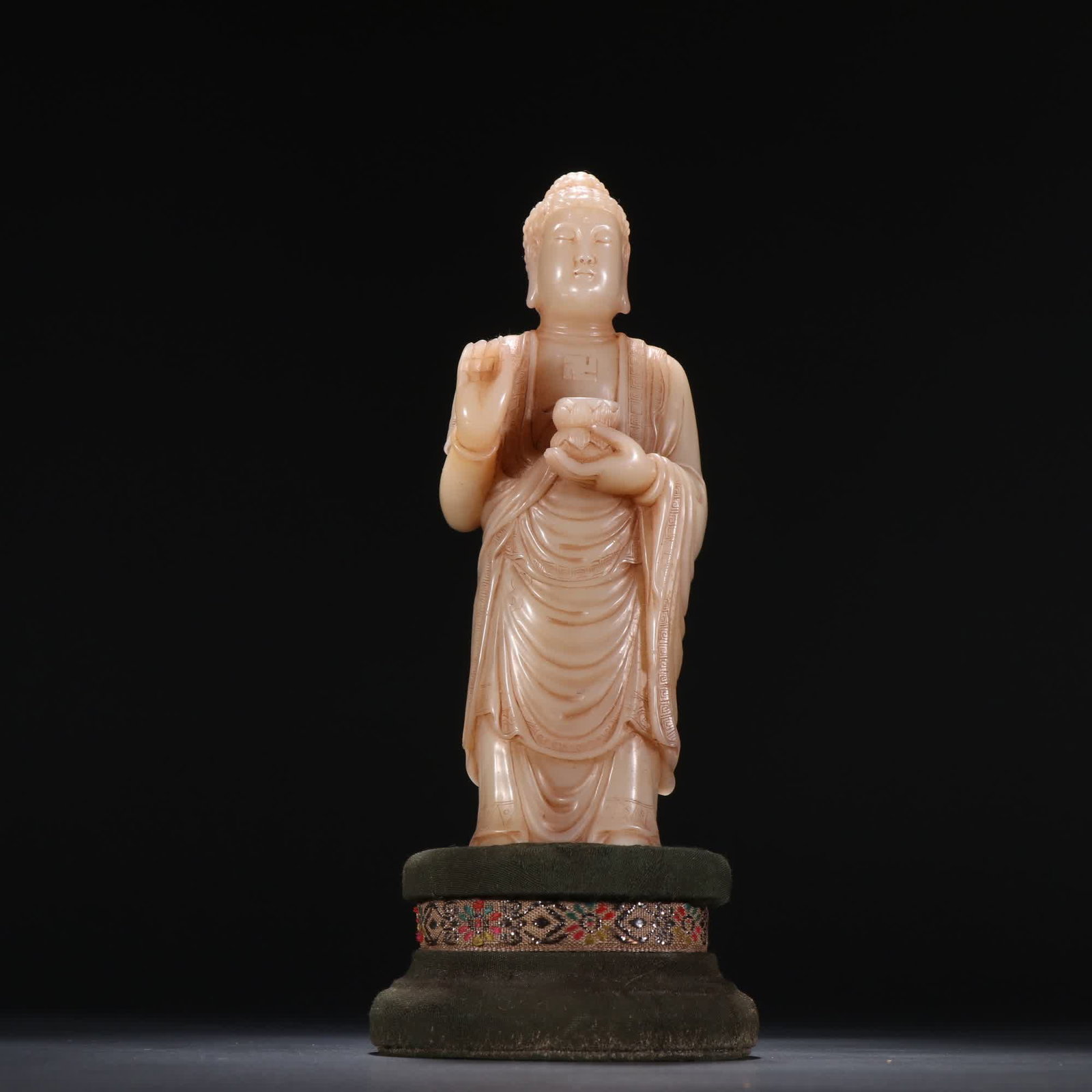 A Qing Dynasty Shoushan stone Buddha pattern statue: Qing Dynasty Shoushan stone Buddha pattern statue SIZE: H:15.5cm W:5.5cm W:355.5g (The Dimensions Of All Batches Are Manually Measured.If You Need More Detailed Information, Please Contact Our Custome