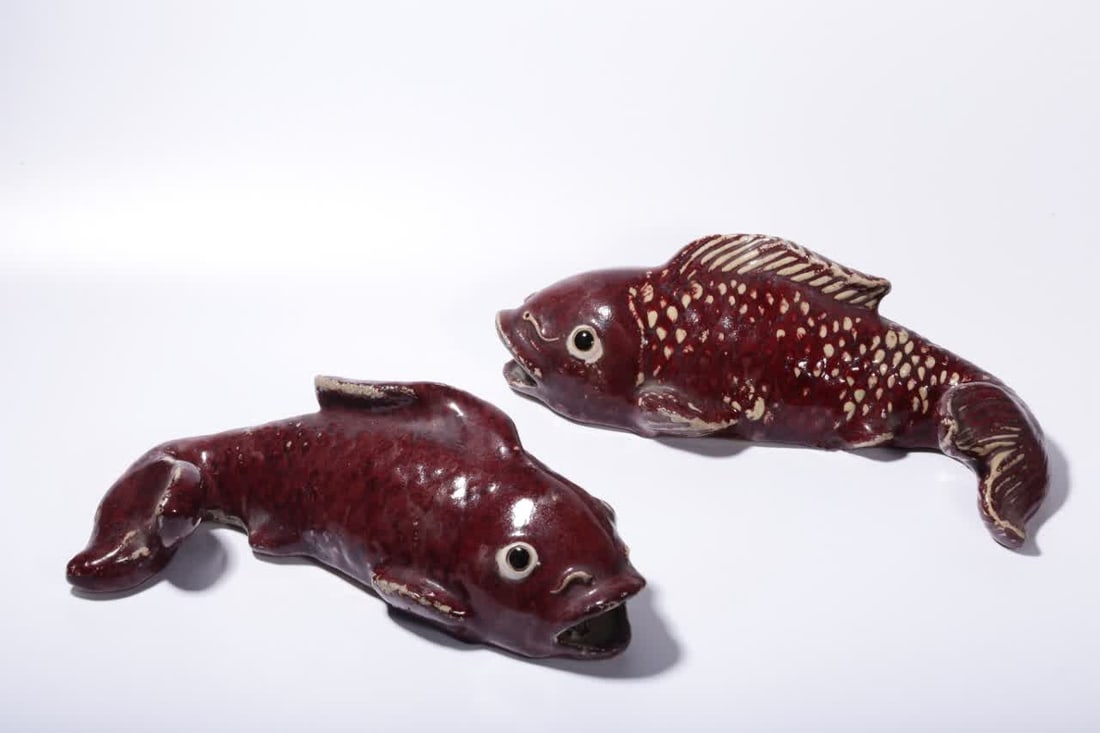 A pair of red-glazed carp wall hangings of the Republic of China: A pair of red-glazed carp wall hanging in the Republic of China SIZE: H:8cm L:26cm W:11cm W:511g 486g (The Dimensions Of All Batches Are Manually Measured.If You Need More Detailed Information, Please