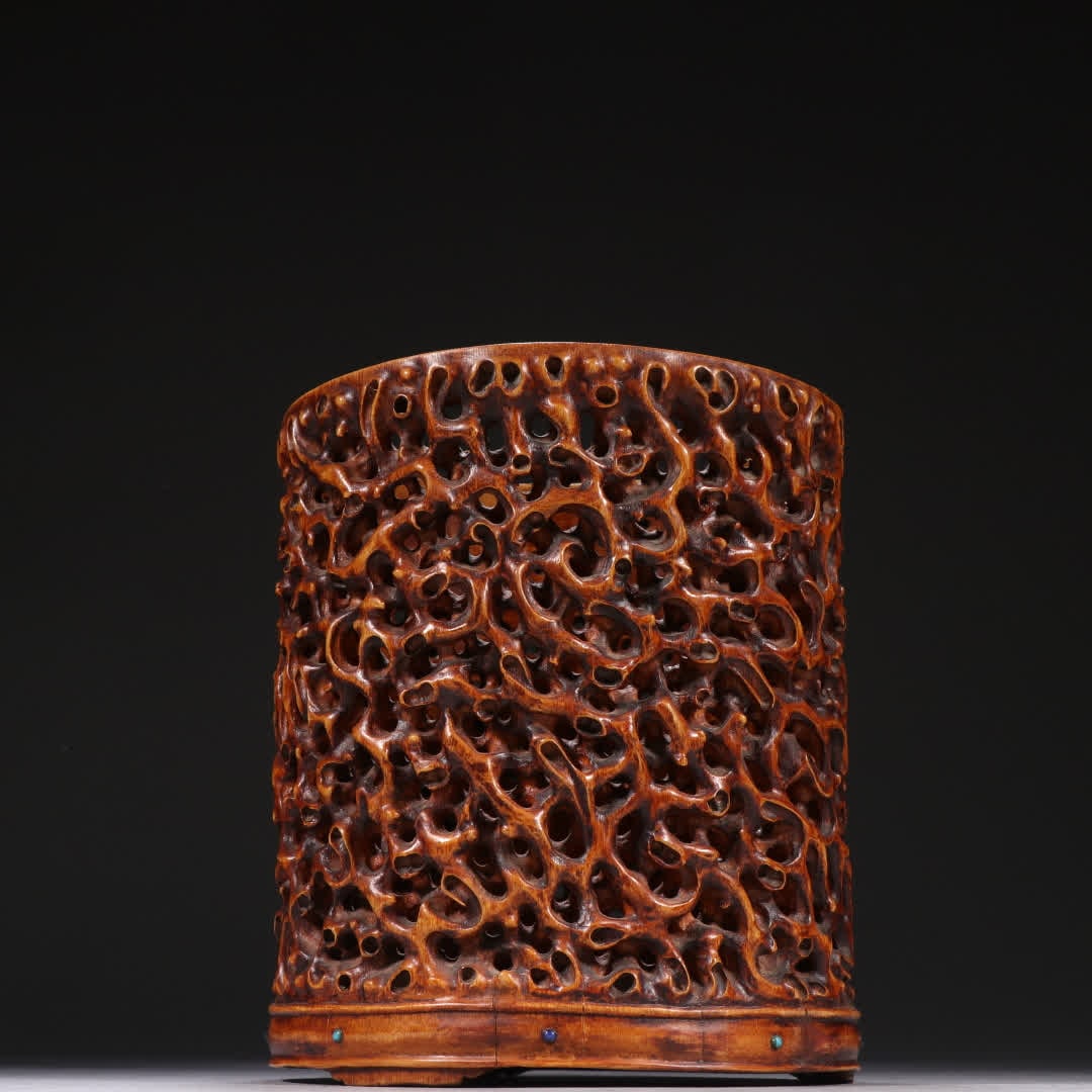 A bamboo carving intertwined pen holder: Bamboo carving intertwined root and joint pen holder SIZE: H:17cm W:14.7cm W:360g (The Dimensions Of All Batches Are Manually Measured.If You Need More Detailed Information, Please Contact Our Custome