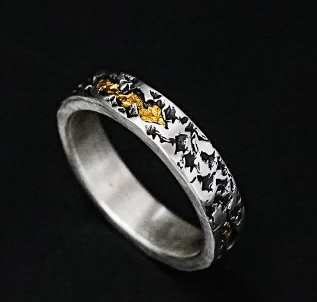 A silver gold ring - 7