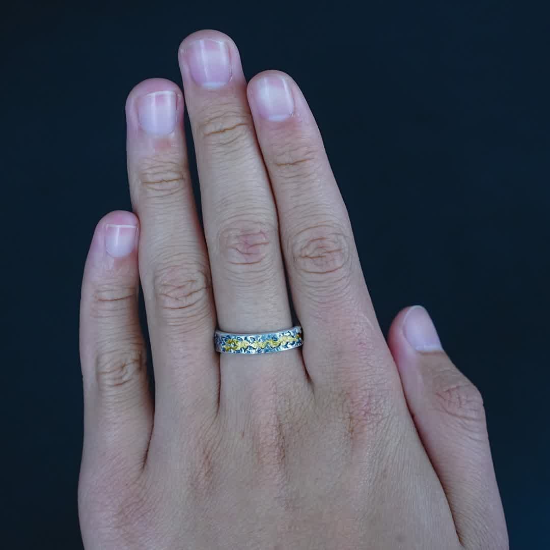 A silver gold ring - 8