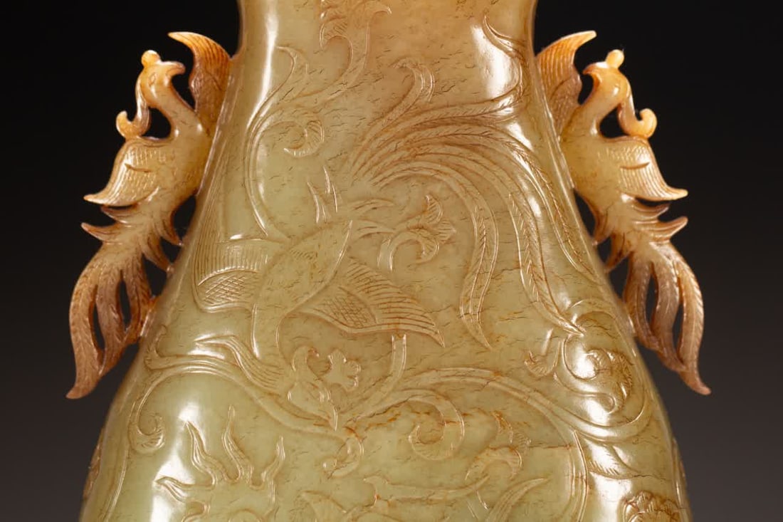 A Qing Dynasty Hetian jade vase - 3