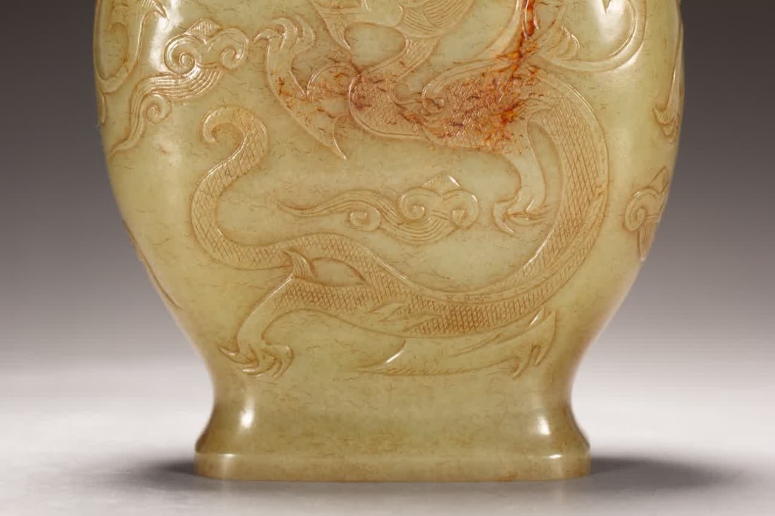 A Qing Dynasty Hetian jade vase - 7