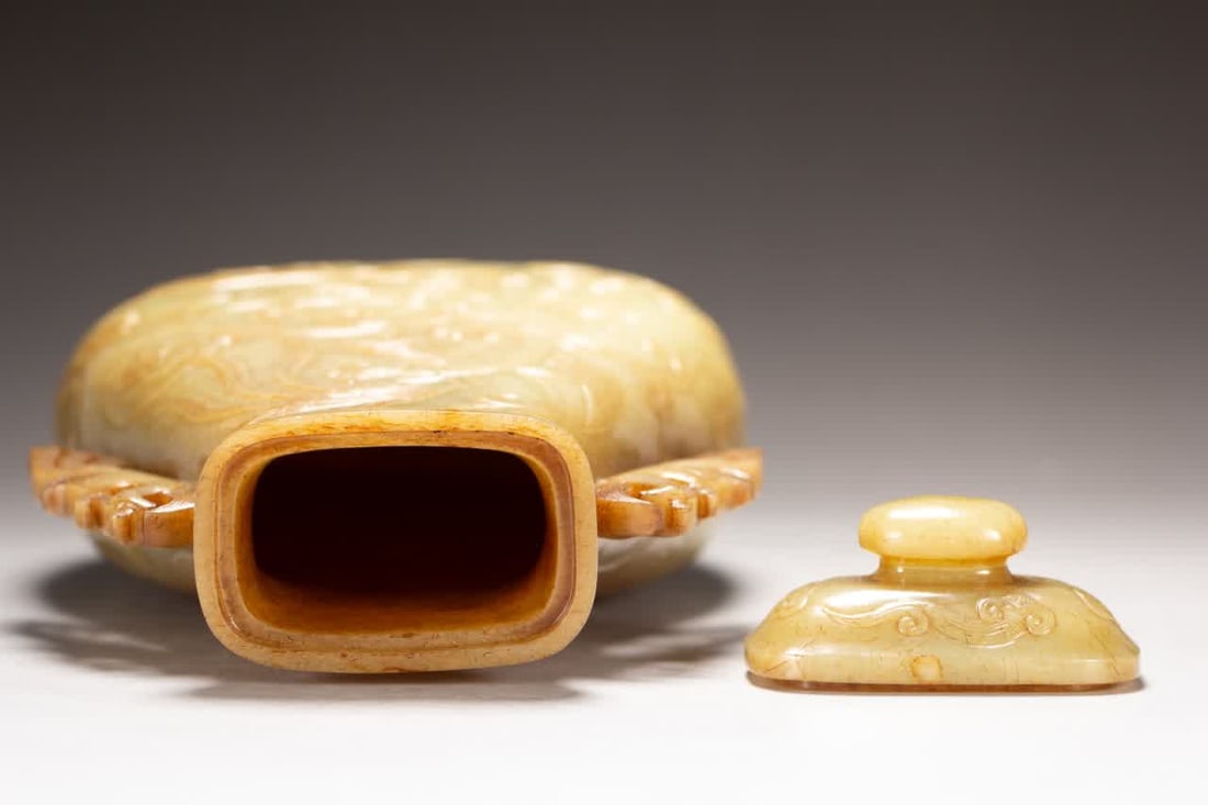 A Qing Dynasty Hetian jade vase - 8