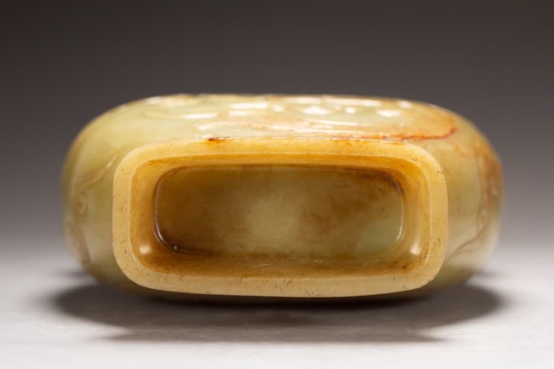A Qing Dynasty Hetian jade vase - 9