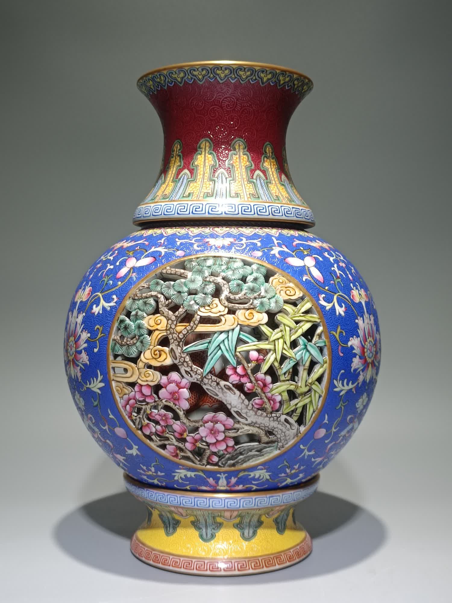 A Qing Qianlong pastel hollow Sanyou core bottle: Qing Qianlong pastel hollow Sanyou rotating core bottle SIZE: H:29.5cm W:20cm (The Dimensions Of All Batches Are Manually Measured.If You Need More Detailed Information, Please Contact Our Customer Se