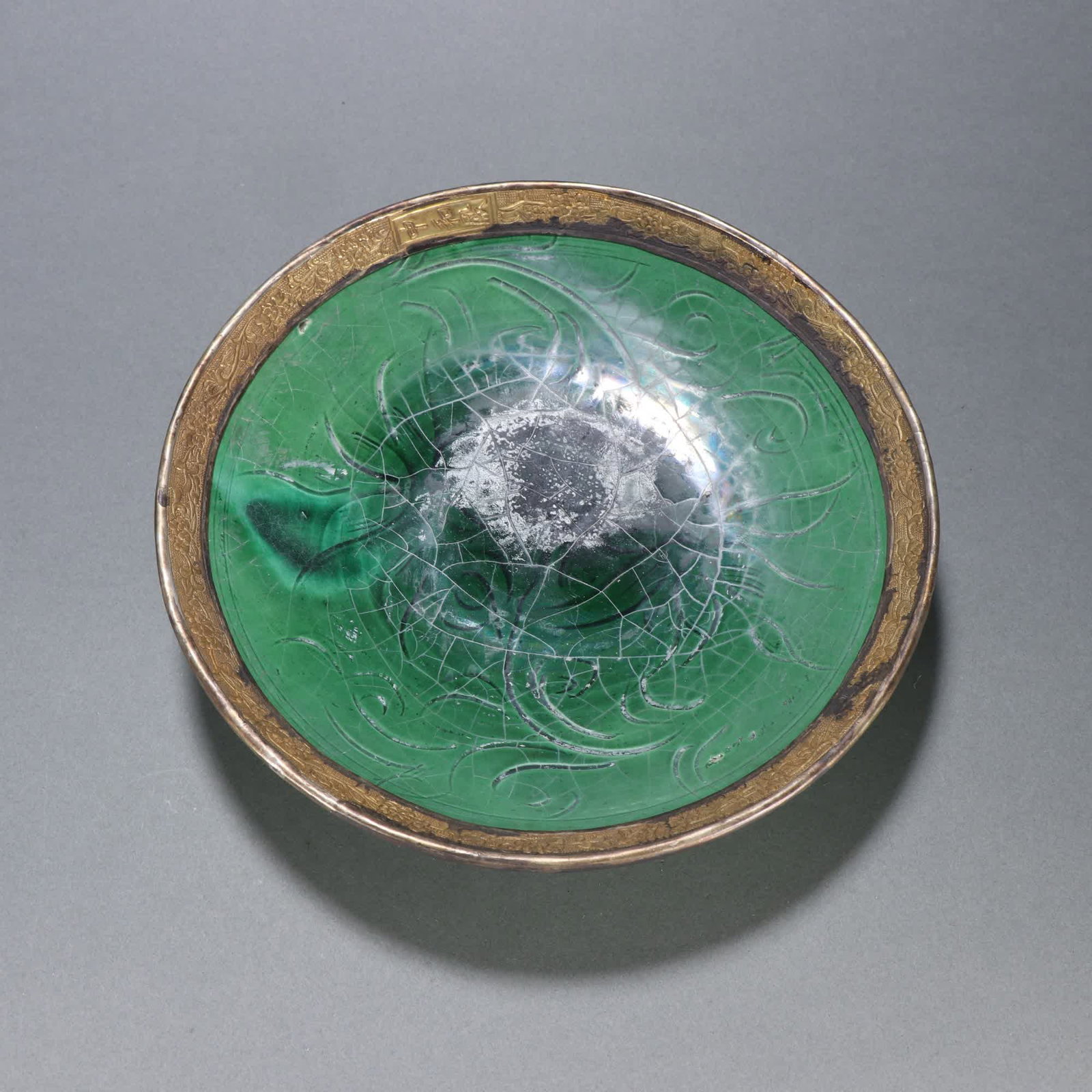 A green glazed gold-engraved plate: Green glazed gold-engraved plate SIZE: H:4.4cm W:18.6cm (The Dimensions Of All Batches Are Manually Measured.If You Need More Detailed Information, Please Contact Our Customer Service Before Bidding.)