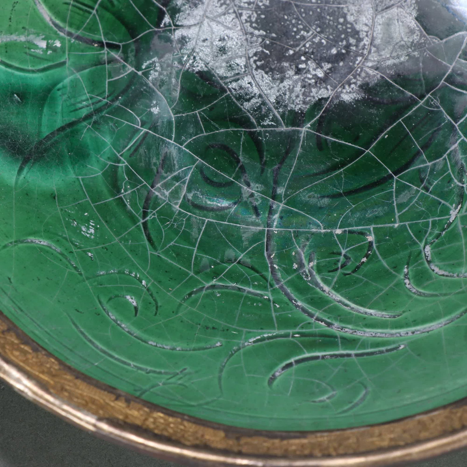 A green glazed gold-engraved plate - 2