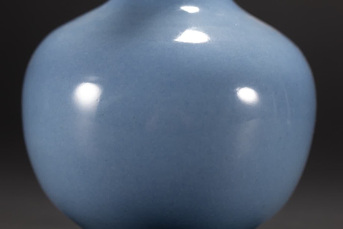 A Qing Dynasty azure glazed thin neck bottle - 2