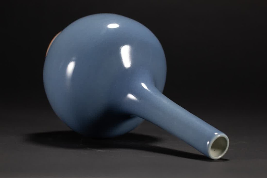 A Qing Dynasty azure glazed thin neck bottle - 3