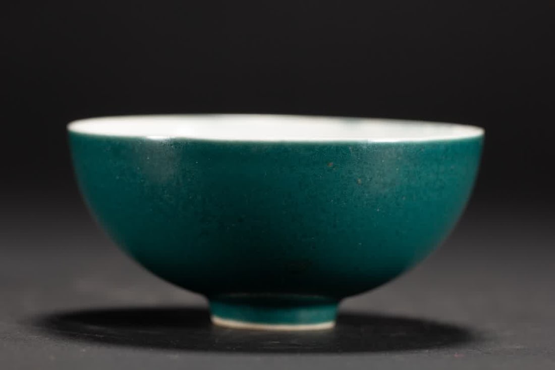 A clear peacock green glazed bowl: Clear peacock green glazed bowl SIZE: L:10cm W:10cm H:4.5cm W:90g (The Dimensions Of All Batches Are Manually Measured.If You Need More Detailed Information, Please Contact Our Customer Service Before