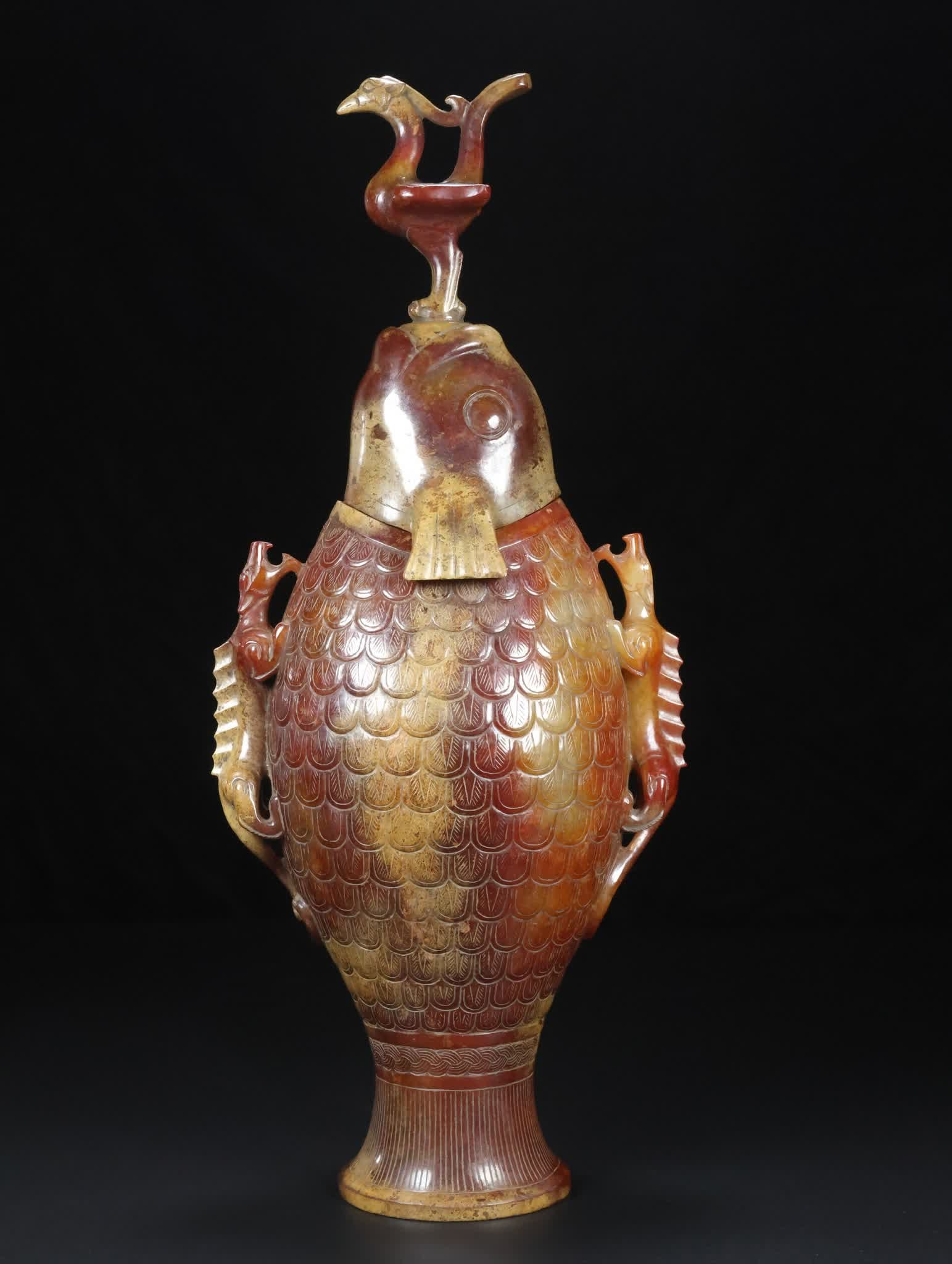 A Han Dynasty jade fish bottle - 4