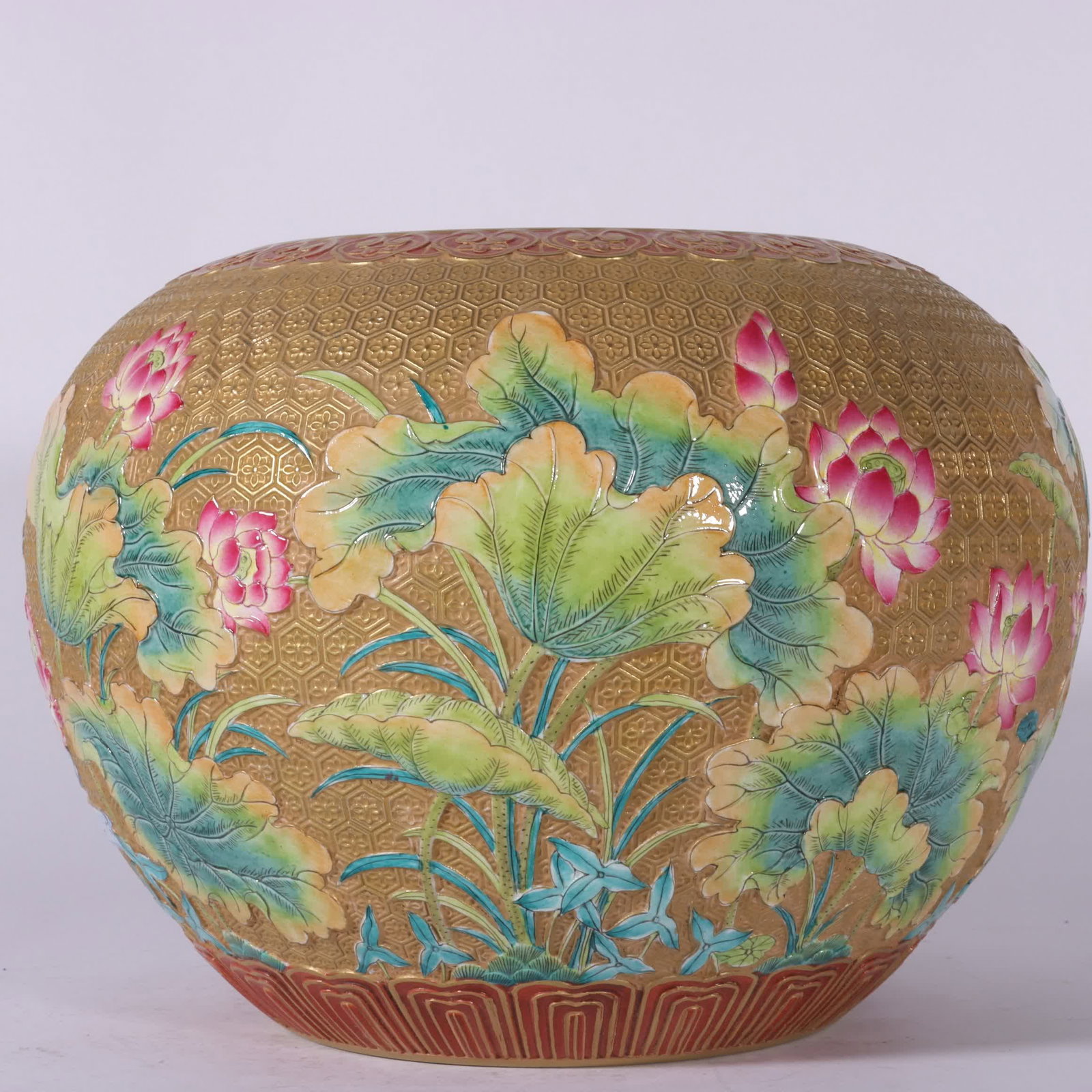 A piece of Qing Qianlong enamel carved gold ground flower and bird washed: Qing Qianlong enamel carved gold ground flowers and birds washed SIZE: H: 16.8cm Belly diameter 22.5cm (The Dimensions Of All Batches Are Manually Measured.If You Need More Detailed Information, Pleas